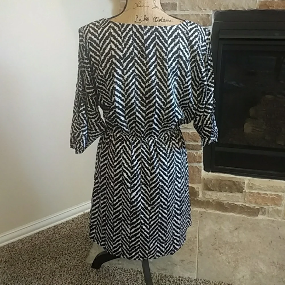 Studio Y Black & White Chevron Slit Sleeve Dress Size M #750